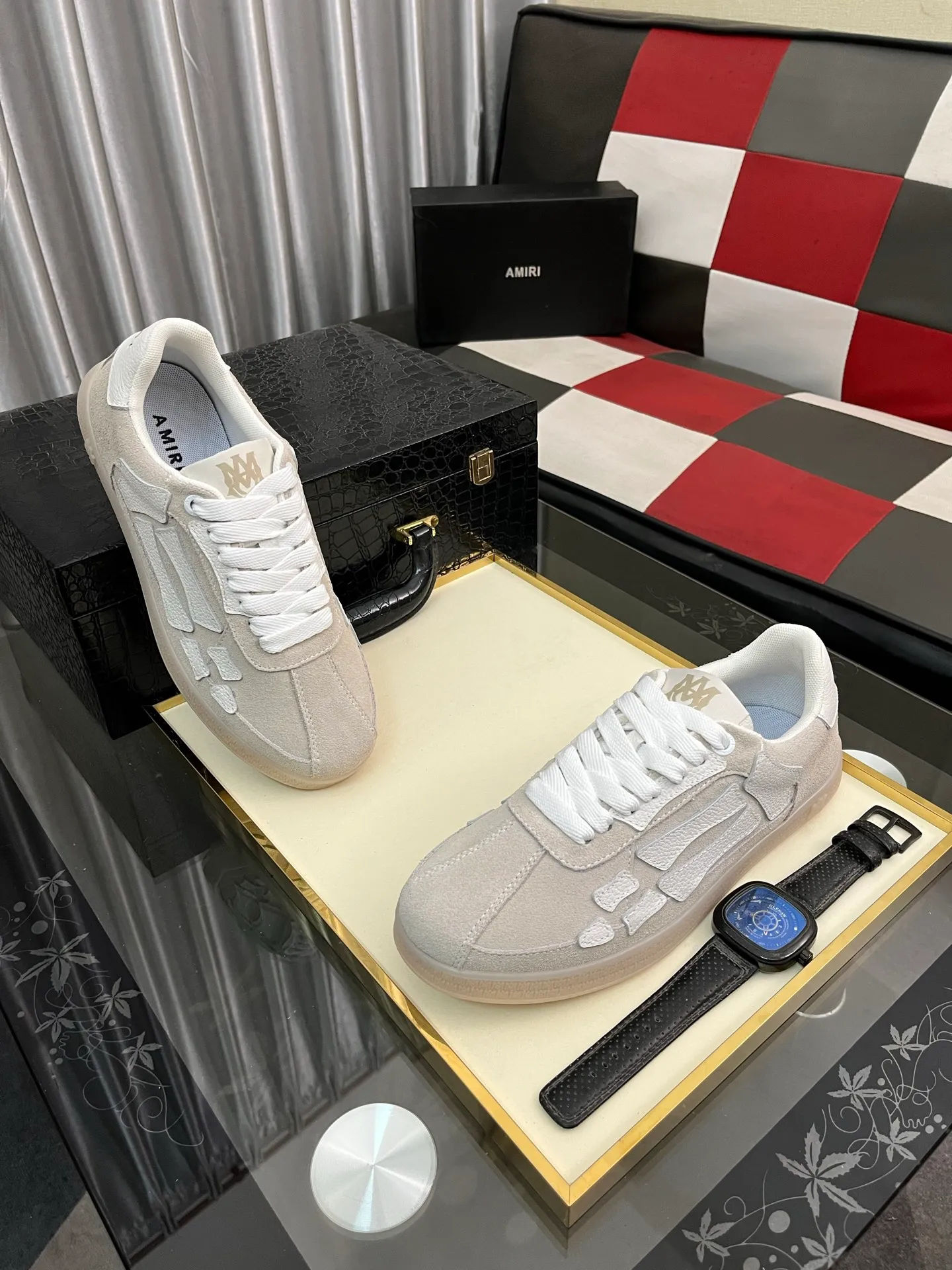 Men's shoes 💰420⌚️⌚️《AMIR*》New men's low-top casual sports sneakers bone shoes, another pair of irresistible bone shoes. Bone shoes are one of AMIRI's most popular items. They use first-layer cowhide uppers. The side bones are made of two cowhide laminations. They have a three-dimensional feel. The leather incisions are all oil-edged. Contrasting color design. Simple style. Fashionable sports. Customized metal LOGO nameplate to embellish shoelaces. Exclusive control of top version. Supports comparison. Breathable mesh lining Original rubber outsole A must-have item for daily leisure Suitable for various occasions Check it out if you are looking for high quality Super cool uppers Size: 38-445️⃣ Colors available
